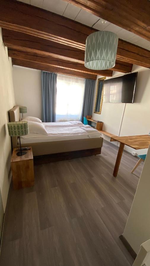 Aux Chambres Du Banneret Neuchâtel Esterno foto