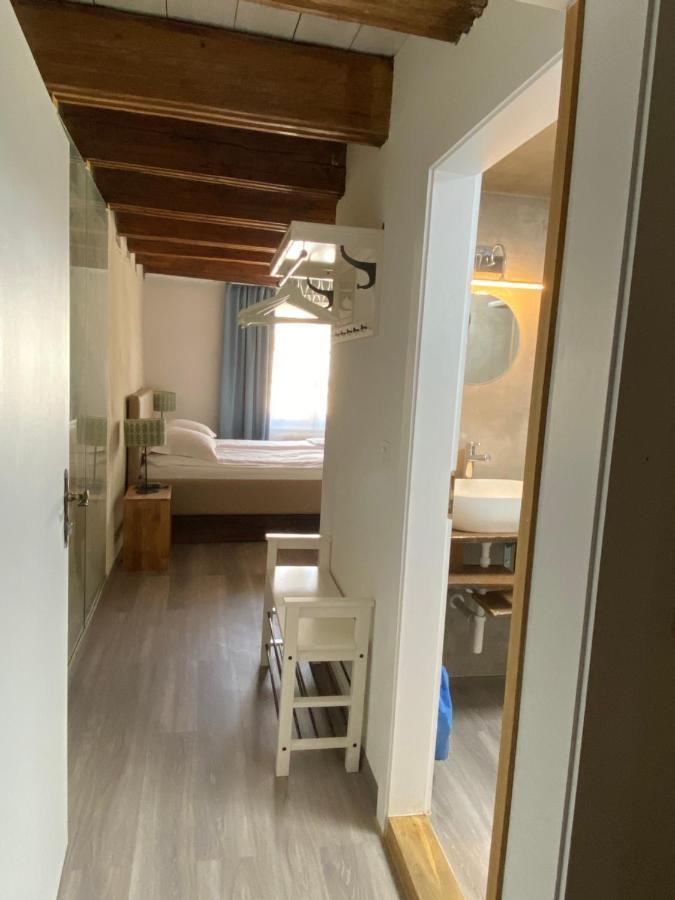 Aux Chambres Du Banneret Neuchâtel Esterno foto