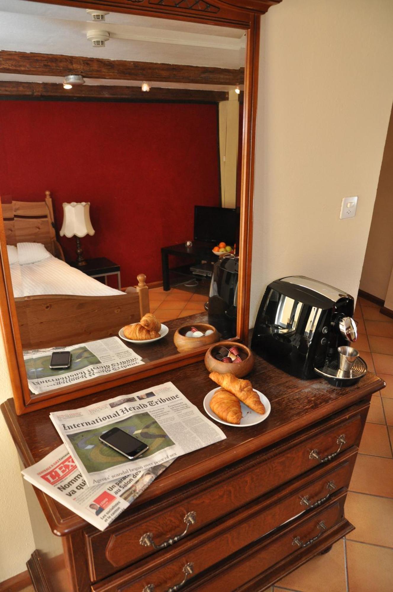 Aux Chambres Du Banneret Neuchâtel Esterno foto