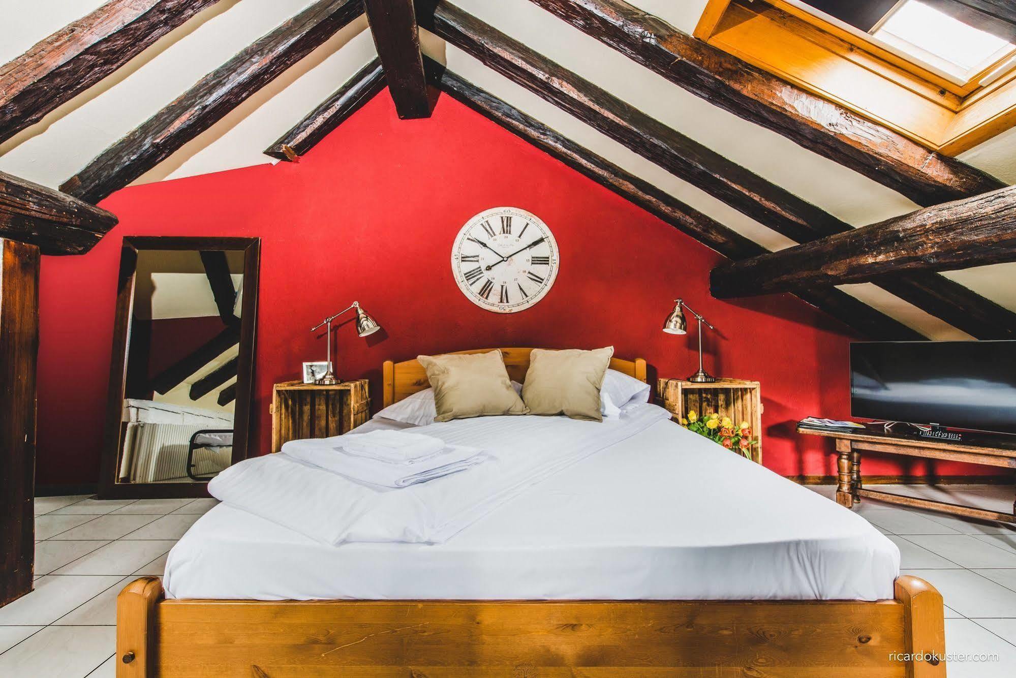 Aux Chambres Du Banneret Neuchâtel Esterno foto