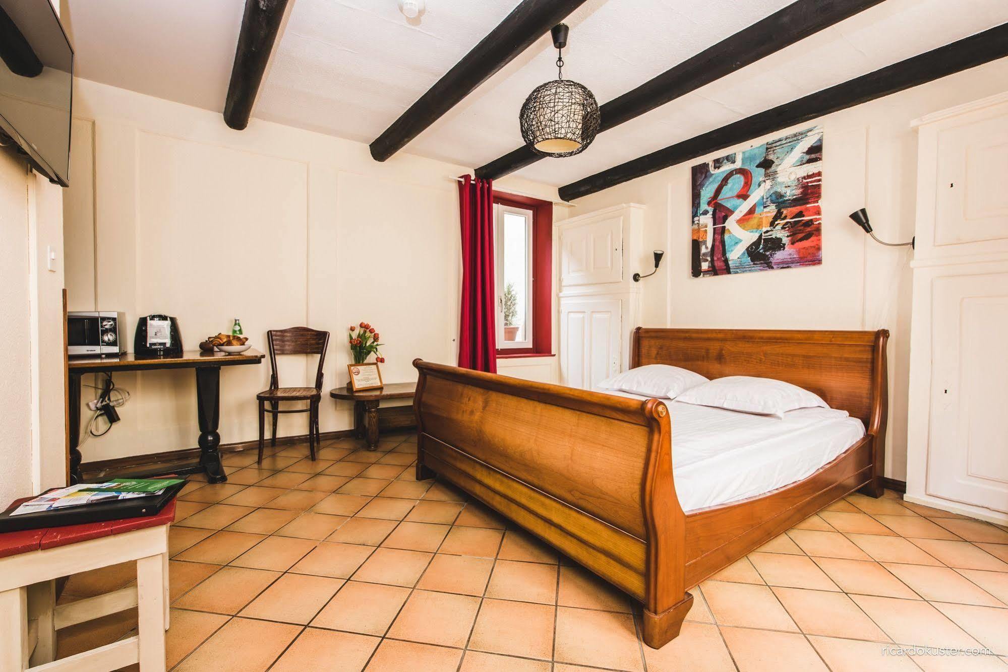 Aux Chambres Du Banneret Neuchâtel Esterno foto