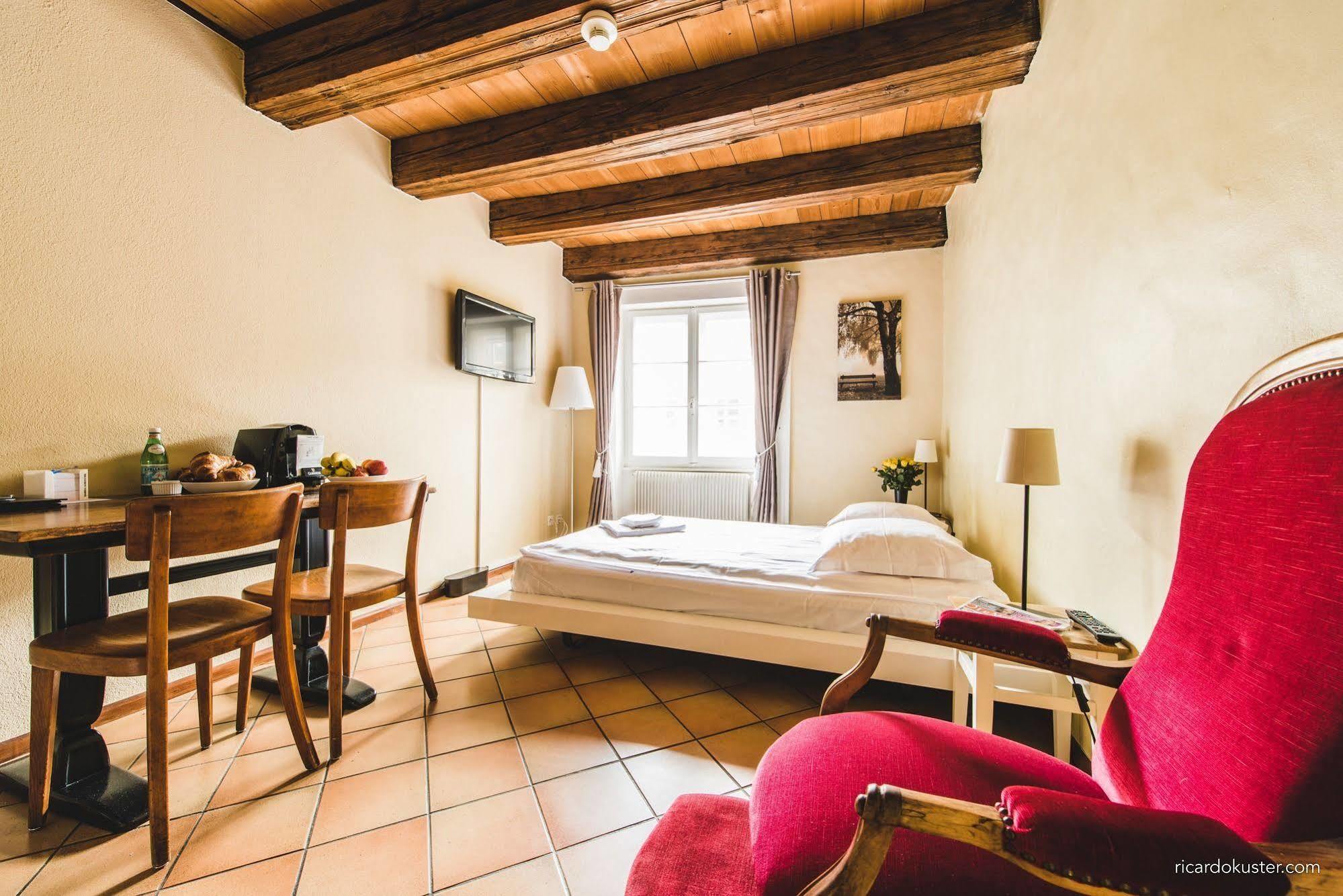 Aux Chambres Du Banneret Neuchâtel Esterno foto