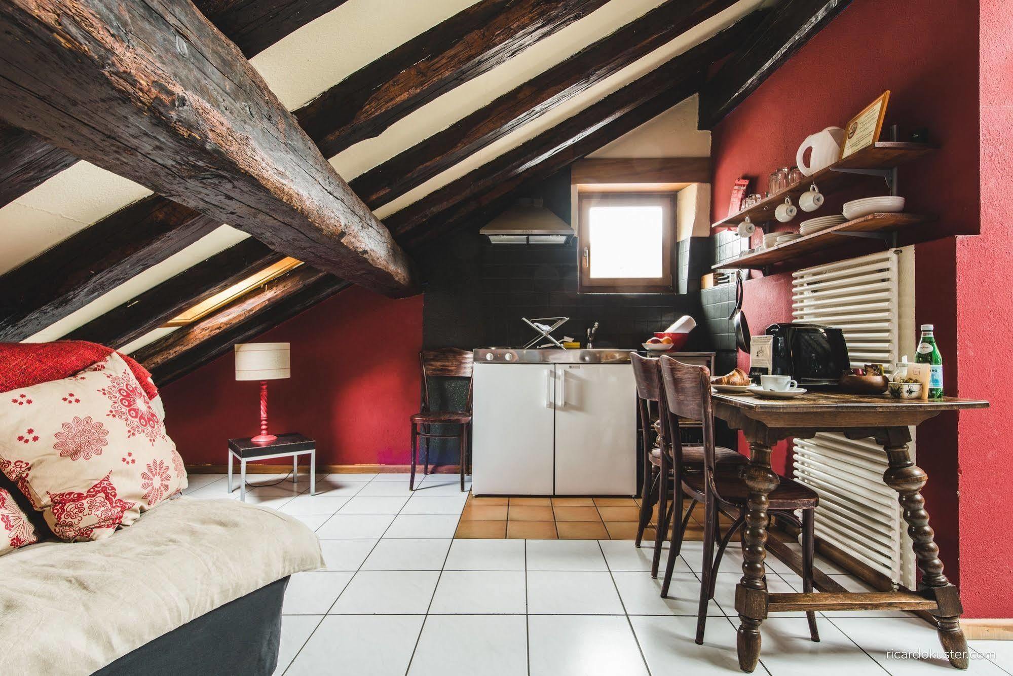 Aux Chambres Du Banneret Neuchâtel Esterno foto