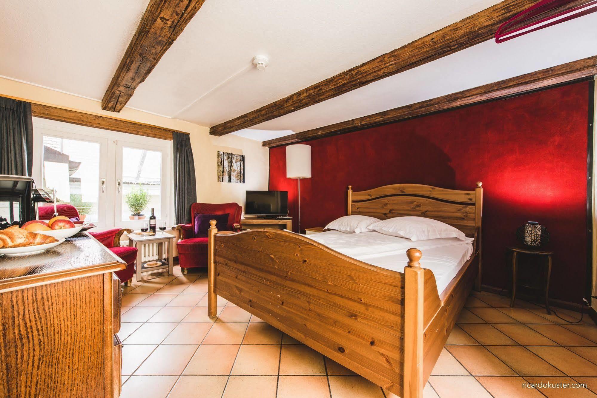 Aux Chambres Du Banneret Neuchâtel Esterno foto