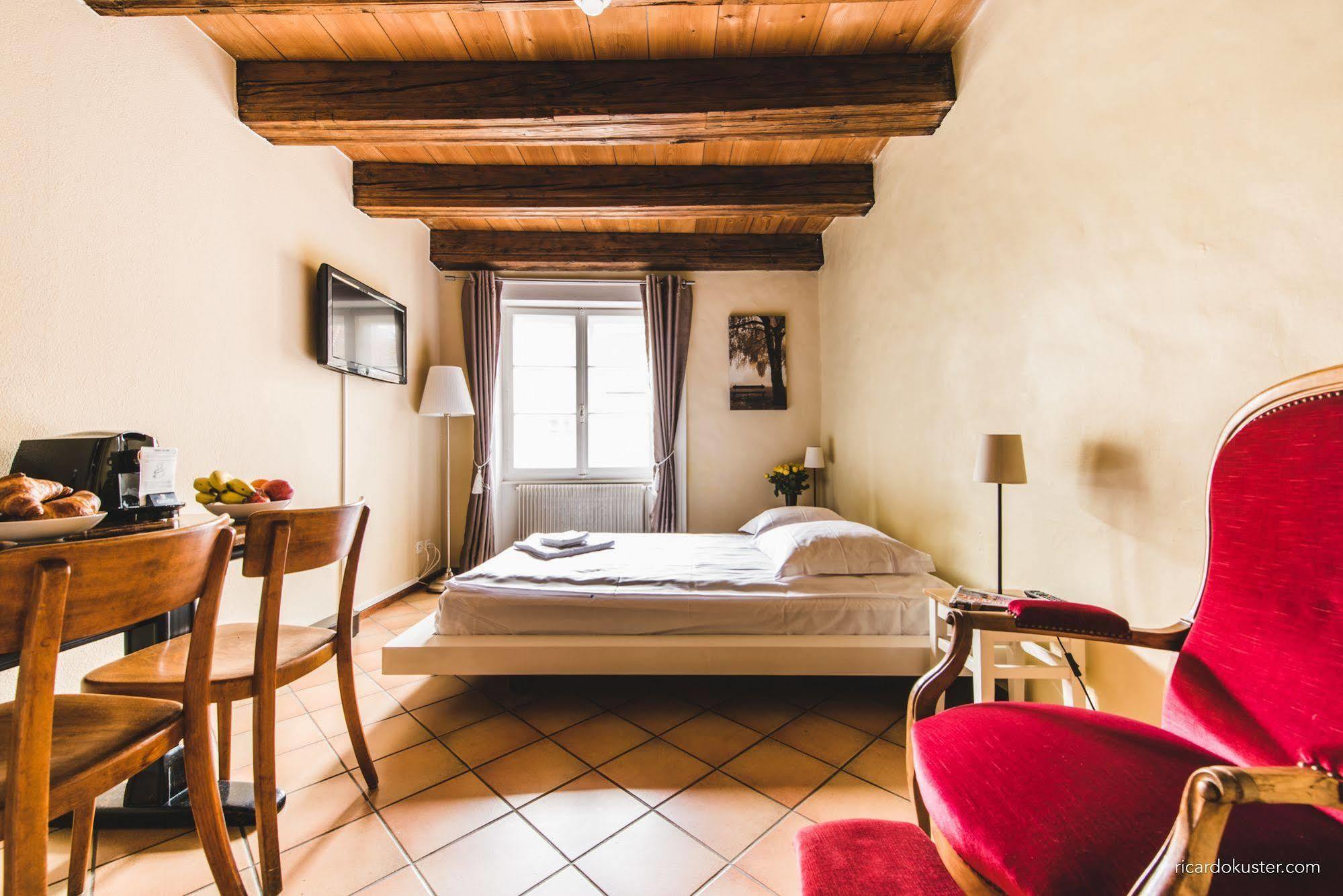 Aux Chambres Du Banneret Neuchâtel Esterno foto